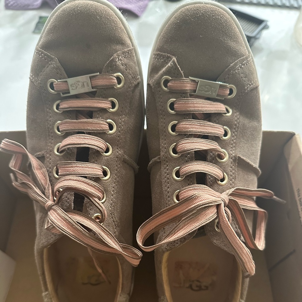 UGG Australia Women’s shoe. Fawn color Size US 7.5